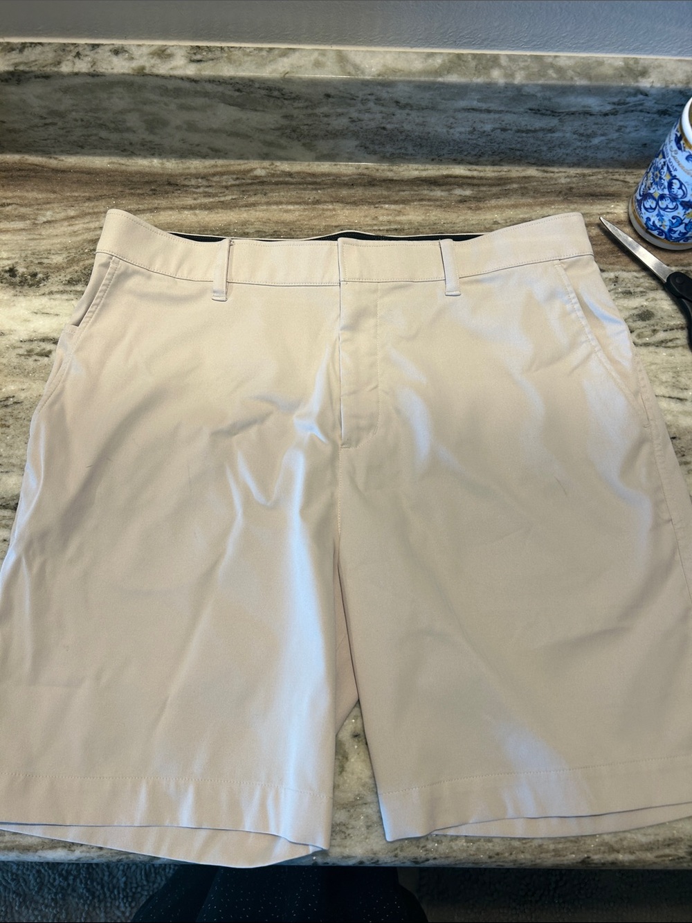 Men's Flat-Front Golf Shorts in Light Beige - Classic Summer Staple